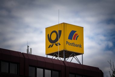 DORTMUND, ALMANY - NOVEMBER 5, 2022: Deutsche Postbank ve Deutsche Post 'un logoları Dortmund' daki yerel ofislerinde. Deutsche Bank 'ın perakende bölümü..