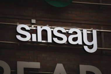 SZEGED, HUNGARY - 18 Eylül 2022: Szeged için ana mağazalarında Sinsay Logosu. LPP 'nin bir parçası olan Sinsay, Avrupa' da kadın giyim ve erkek giyim üzerine uzmanlaşmış Polonyalı bir moda perakendecisi..