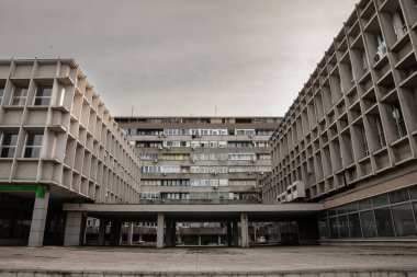 Sırbistan 'ın başkenti Belgrad' ın Novi Beograd kentindeki Blok 21 'in yüksek binaları, Orta ve Doğu Avrupa' dan tipik bir barbarlık tarzına sahip geleneksel komünist konut topluluğu..