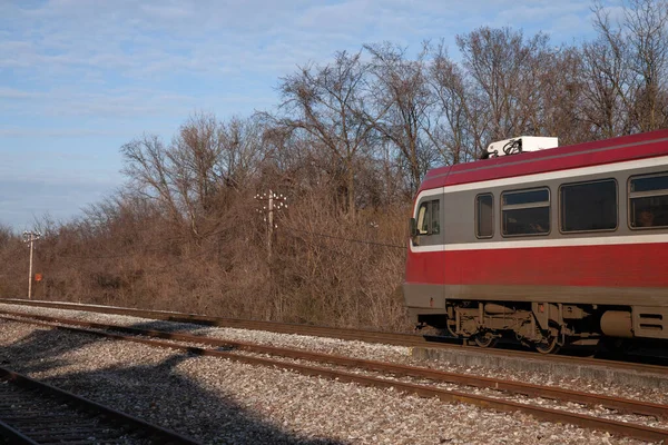 Sırp Demiryollarından Dmu Diesel Birimi Sırp Kırsal Kesiminde Küçük Bir — Stok fotoğraf