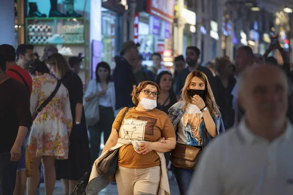 Istanbul Turkey Maj 2022 Selektiv Oskärpa Två Kvinnor Som Går — Stockfoto