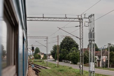 Elektrikli bir banliyö treninin penceresinden görülen çürüyen demiryolu altyapısı, Lazarevac yakınlarındaki bir trende Beovoz BG Voz 'un bir EMU' su, Belgrad 'ın banliyölerinde bir sbahn hizmeti..