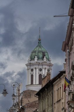 Katolik Arad Kilisesi 'nin ana saat kulesinde seçici bulanıklık, Padua' lı Aziz Anthony, veya Romanya 'nın Arad kentinde gri bir gökyüzünde bulunan Roma katolik katedrali Sfantul Anton de Padova.
