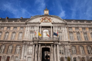 Liege, Belçika 'daki Palais des prens ya da piskoposların sarayının ana cephesi. Bir adliye sarayı, bir adalet sarayı ve şehrin önemli bir simgesi..