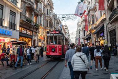 İSTANBUL, TURKEY - 22 Mayıs 2022: Nostaljik tramvay taksim tüneli ile İstanbul, Türkiye 'nin Beyoğlu' nun ana yaya yolu olan Istiklal Caddesi 'nden geçen kalabalık.
