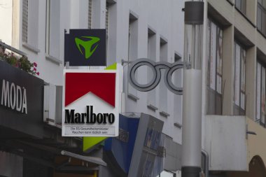 DORTMUND, Almanya - 5 Kasım 2022: Dortmund 'da yerel bir tütün dükkanının Marlboro logosu. Marlboro, Altria ve Philip Morris International 'ın bir parçası olan sigara ve tütün markasıdır..