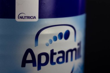 BELGRAD, SERBIA - 22 Mart 2023: Aptamil 1 Bebek Formülü 'ndeki beslenme logosunda seçici bulanıklık. Nutricia, Danone 'nin süt tozu ve çocuk besin maddelerinin bir markasıdır..