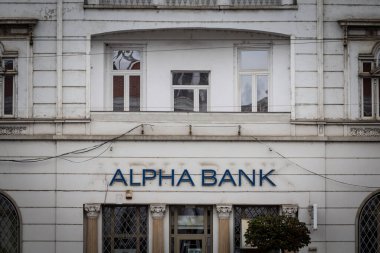 TIMISOARA, ROMANIA, 18 Eylül 2022: Timisoara 'nın merkezinde Alpha Bank logosu. Alpha Bank Yunanistan 'ın dördüncü bankası ve Romanya' nın ana bankalarından biri.