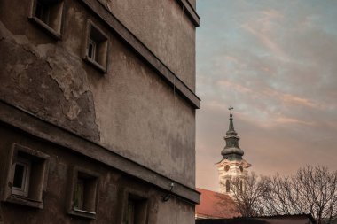 Kovin 'deki Katolik kilisesinin panoraması, önünde çürüyen eski bir bina bulunan rimokatilicka crkva svete terezije avilske. Kovin, Voyvodina kırsalında bir Sırp kentidir..