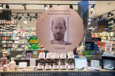 BELGRAD, SERBIA - 23 Nisan 2023: Prens Harry Potrait hakkında seçici bulanıklık (Sırpça Rezerva), Moehringer tarafından yazılan biyografi ve biyografi.