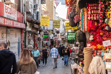 İSTANBUL, TURKEY - 21 Mayıs 2022: Yoğun saatlerde Vasif Cinar Caddesi 'nde seçici bulanıklık, yoğun kalabalık, Mısır pazarı, nam-ı diğer Spice Market, Eminonu' da bir ticaret caddesi..