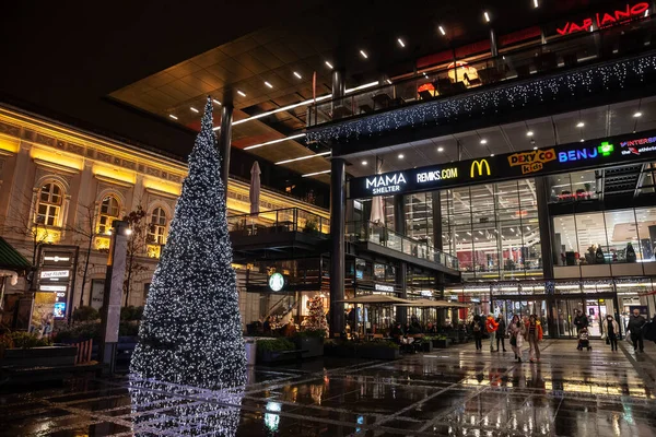 2021年12月11日 圣诞节前夕和2021年新年前夕 在Rajiceva购物中心的Belgrade圣诞节市场前 在一棵巨大的克里斯玛塔树上选择性的模糊 — 图库照片