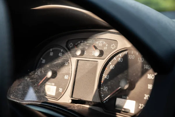 带有仪表板的模拟汽车仪表盘上的选择性模糊 如Rpm指示器 速度计和表明老式汽车中空油箱的油量计 — 图库照片
