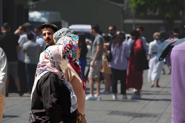 伊斯坦布尔 土耳其 2022年5月21日 在科维德19号科罗纳威斯流感大流行期间 一群戴着穆斯林伊斯兰头巾面纱 头戴面具的女性在人群中行走的选择性模糊图像 — 图库照片