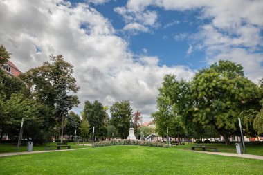 Macaristan 'ın Szeged kentindeki Dugonics Ter meydanında 1876 yılında Izso Miklos tarafından tasarlanan ünlü Macar yazar ve piyaniste adanmış Dugonic Andras heykeliyle Panorama.