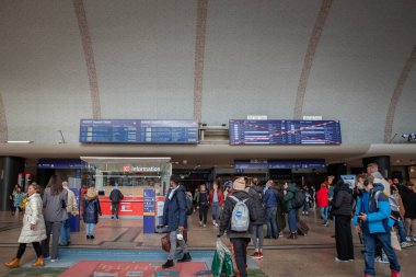 KOLOGNE, GERMANY - 10 Kasım 2022: Koln Hbf Tren İstasyonu 'nun kalkış ve varış panolarında seçici bulanıklık. Koln Hauptbahnhof, Köln 'ün DB Deutsche Bahn ana tren istasyonudur..