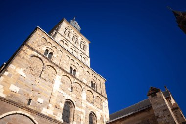 Güneşli bir öğleden sonra Hollanda 'nın Maastricht kentindeki bir Roma Katolik kilisesi olan Saint Servatius Bazilikası. İkonik bir Katolik kilisesi..