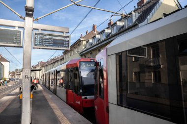 COLOGNE, GERMANY - NOVEMBER 6, 2022: Köln Stadtbahn 'ın bir parçası olan Köln Koln Neustadt bölgesindeki Lenauplatz tramvay istasyonunun kalkışa hazır tren sistemi.