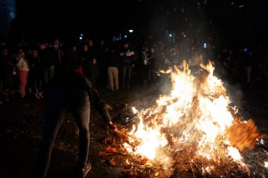 BELGRAD, SERBIA - 6 Ocak 2023: Ortodoks Noel 'inde Belgrad' da badnjak dalları yakan Sırp Halkı 'nın seçici bulanıklığı. Bu geleneksel bir Sırp Noel geleneğidir..