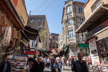 İSTANBUL, TURKEY - 21 Mayıs 2022: Yoğun saatlerde Vasif Cinar Caddesi 'nde seçici bulanıklık, yoğun kalabalık, Mısır pazarı, nam-ı diğer Spice Market, Eminonu' da bir ticaret caddesi..