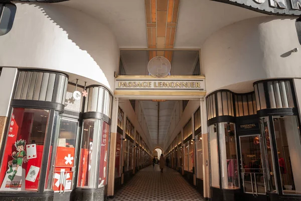 比利时 2022年11月5日 有选择的模糊在过道柠檬与商店和商店 过山车是旧城丽贵的一条购物通道 — 图库照片