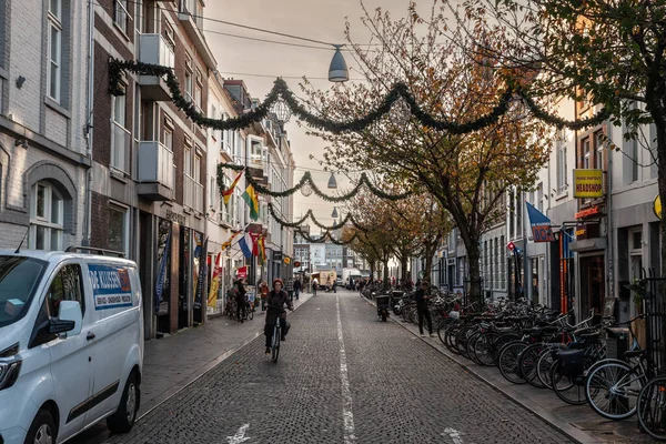 Maastricht Κατω Χωρεσ Νοεμβριου 2022 Άνθρωποι Ποδηλασία Στην Οδό Hoenderstraat — Φωτογραφία Αρχείου