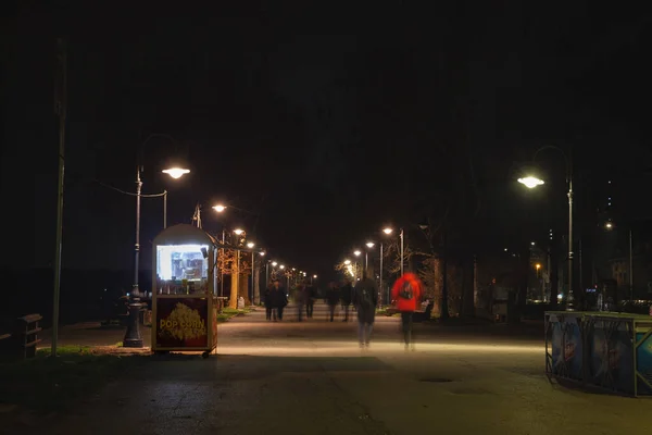 Belgrade Serbia Maart 2023 Selectieve Vervaging Mensen Die Nachts Lopen — Stockfoto