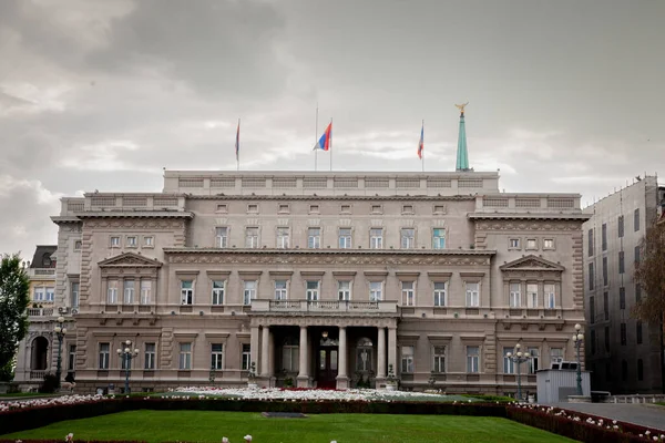 Belgrad Belediyesi Stari Dvor 'un ana cephesi, aynı zamanda Skupstina olarak da bilinir, alacakaranlıkta. Belediyenin merkezi Sırbistan 'ın başkenti Belgrad' dır..