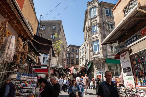 Istanbul Turquia Maio 2022 Desfoque Seletivo Vasif Cinar Street Hora — Fotografia de Stock
