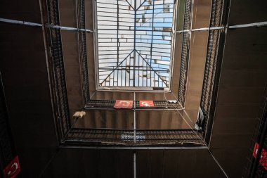 İSTANBUL, TURKEY - 22 Mayıs 2022: İstanbul şehir merkezinde eski bir binanın içinde asılı Türk bayrakları. Hindi bayrağı, kırmızı beyaz hilal, Türkiye Cumhuriyeti 'nin ulusal sembolüdür..