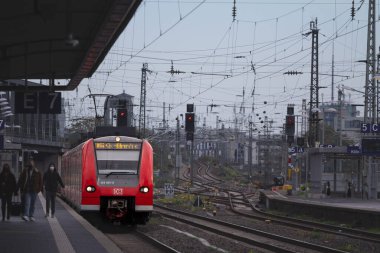 COLOGNE, GERMANY - NOVEMBER 12, 2022: Koln Sud Bahnhof tren istasyonunda seçici bulanıklık, Almanya 'nın NRW bölgesinin ulaşım merkezi, Koln S-bahn Deutsche Bahn.