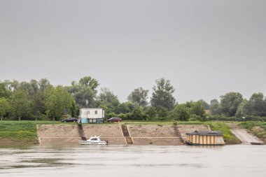 GUNJA, CROATIA - CROATIA, 18 Haziran 2016: Bosna-Hersek ile Hırvatistan arasındaki sınırı gözetleyen tekneleriyle Hırvat Sınır Polisi, Avrupa Birliği 'nin (AB) sınır kapısından geçiyor).