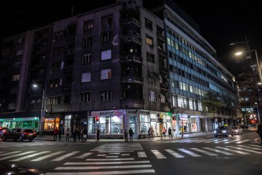 BELGRAD, SERBIA - 11 Kasım 2021: Seçici bulanıklık, gece vakti Belgrad şehir merkezinde, bölgenin en işlek yerinde arabaların geçmeye hazır olduğu zebra geçidinde bir cadde.