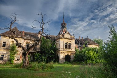 Alacakaranlıkta Vlajkovac kalesinde. Aynı zamanda Vlajkovacki dvor veya zamak olarak da bilinir, 20. yüzyıldan beri terk edilmiş, banat bölgesindeki Sırp mirasının bir sembolü olan 19. yüzyıldan kalma bir konak..