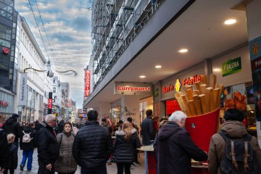 DORTMUND, GERMANY - NOVEMBER 5, 2022: Fast food tabelasında tipik Alman sokak yemekleri sattığını gösteren seçici bulanıklık.