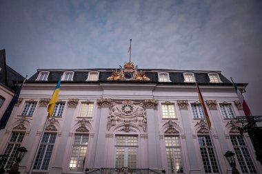 Altes Stadthaus Bonn, Almanya 'nın ana cephesi, alacakaranlıkta. Eski belediye binası, şehrin önemli bir simgesi, 1737 'de inşa edilmiş..