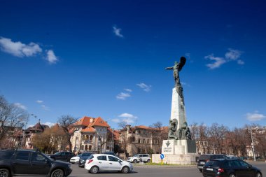 BÜKREŞ, ROMANIA - 18 Mart 2023: Bükreş 'te ağır otomobil trafiğine sahip havanın kahramanlarının anıtı (anıtı). Romanya 'nın önemli bir anıtı. 1935' te açıldı..