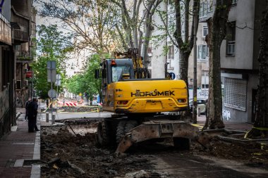 BELGRAD, SERBIA - 30 Nisan 2023: Belgrad 'da kent merkezinin yenilenmekte olan bir caddesinin sokak yenileme şantiyesindeki bir kazıda seçici bulanıklık.