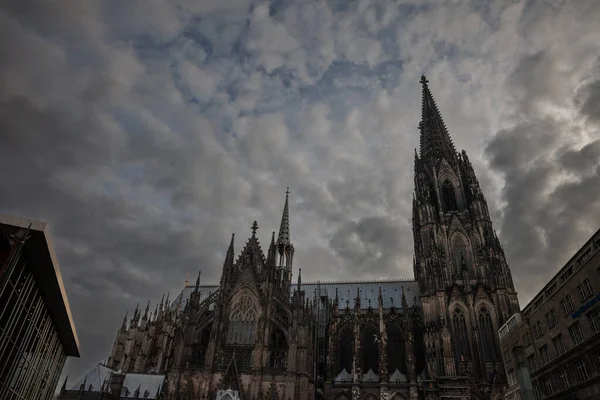 Köln Katedrali mavi gökyüzü ile aşağıdan görüldü. Köln Katedrali ya da Kolner Dom, Almanya 'da Köln ve Katolik Kilisesi' nin ana simgesidir..