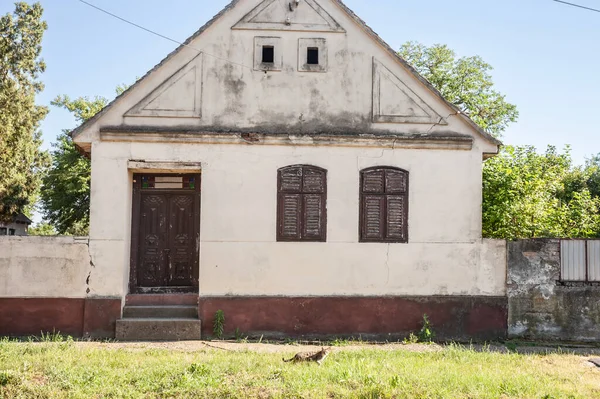 stock image Facade of an old house building from an abandoned farmhouse in alibunar, banat, Voivodina, in Serbia. The region of Balkans, in Europe, is hit by a severe rural exodus and emigration deserting the area.