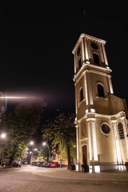 Sırbistan 'ın Pancevo Voyvodina kentindeki Aziz Carlo Kilisesi olarak da bilinen crkva svetog karla boromejskog Roma Katolik kilisesinin saat kulesindeki seçici bulanıklık.