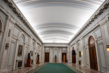 BÜKREŞ, ROMANIA - 13 Mart 2023: Romanya komünizminin bir simgesi olan Bükreş 'teki Romanya parlamentosunun içindeki bir lobi salonunun seçici bulanık tasarımı.