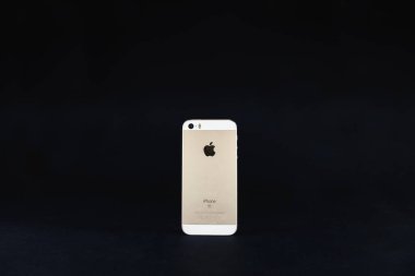 BELGRAD, SERBIA - 28 Mart 2023: Eski ve kullanılmış, siyah arka planda izole edilmiş siyah bir Iphone SE 'nin stüdyo çekimi. 2016 yılında piyasaya sürülen IPhone SE 1, Apple 'ın ilk neslidir..