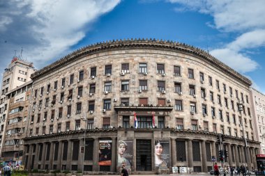 BELGRAD, SERBIA - 23 Mayıs 2023: Sırbistan tarihi müzesinin ana cephesi girişte. İstanorijski gurej srbije adı verilen örgüt, Sırbistan tarihine adanmış ve Belgrad 'ın önemli bir simgesi..