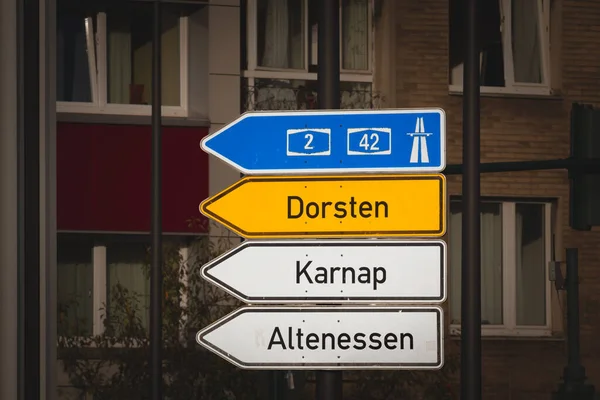 ドイツのエッセンでドイツの道路標識に選択的なぼかし アウトバーンの高速道路や地元の小さな村や都市への方向を示す ドーステン KarnapとAltenessen — ストック写真