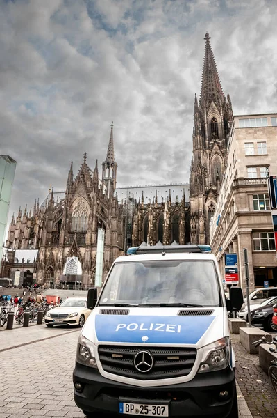 stock image COLOGNE, GERMANY - NOVEMBER 6, 2022: Police car van of the German Federal Police Inspection, the bundespolizei, the national police force of Germany, in front of Kolner Dom Cologne Cathedral.