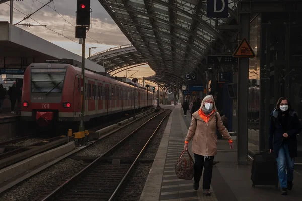 COLOGNE, GERMANY - 12 Kasım 2022: Covid 19 Coronavirus Krizi sırasında Koln Hbf Tren İstasyonu 'nda maske takan kadınların seçici bulanıklığı.