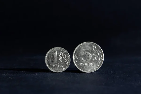 Selektive Unschärfen Auf Einer Ein Rubel Münze Und Fünf Auf — Stockfoto