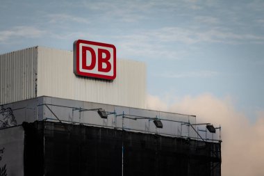 DORTMUND, ALMANY - NOVEMBER 5, 2022: DB ağlarının logosu Dortmund Hauptbahnhof tren istasyonunda. Almanya 'nın ana demiryolu operatörü Deutsche Bahn' dır..