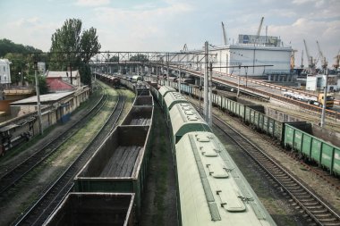 ODESSA, UKRAINE - 6 AĞUSTOS, 2014: Yük trenlerinde seçici bulanıklık ve tahıl arabaları Odessa limanında Ukrayna 'dan Karadeniz' e tarım ürünleri ve diğer sanayi ürünleri ihraç etmeye hazır..